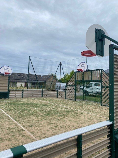 Paniers de basket dans une aire de jeux