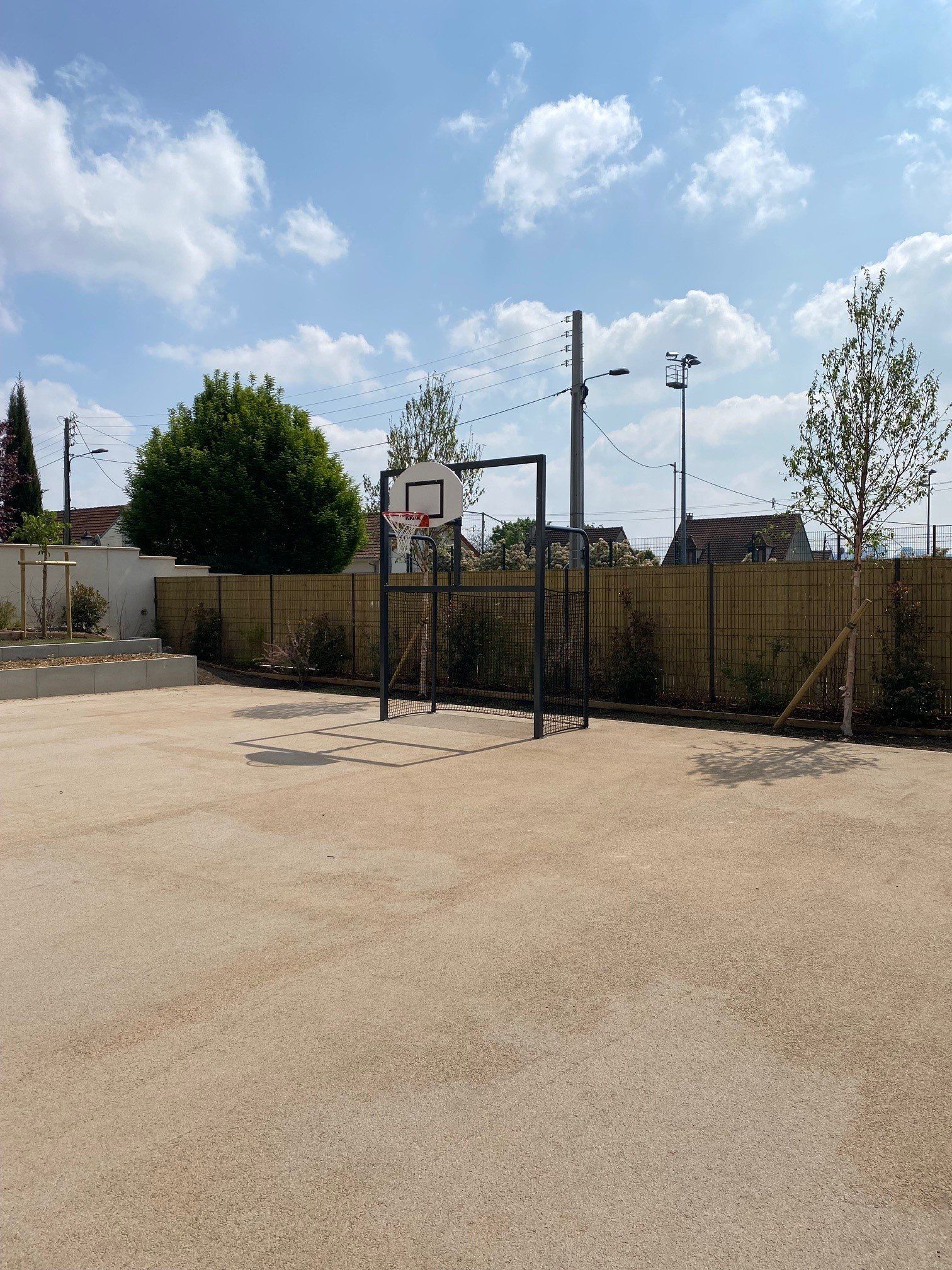 Terrain de jeu avec panier de basket