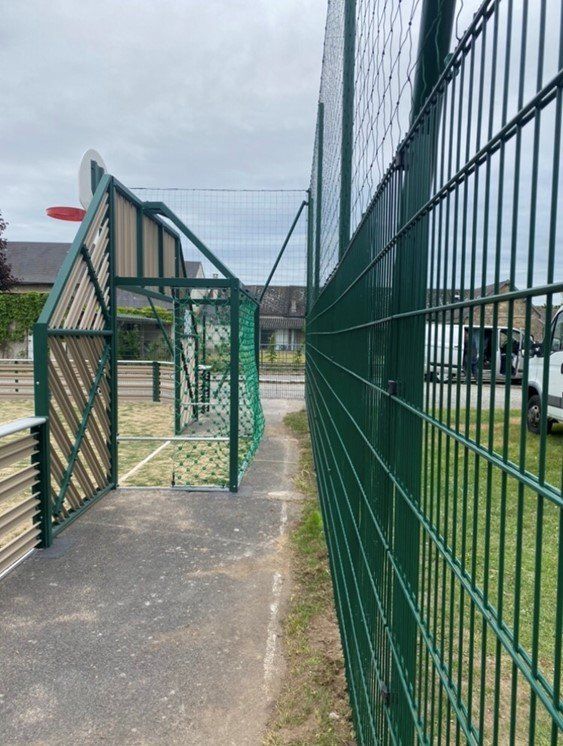 Cages de foot dans une aire de jeux