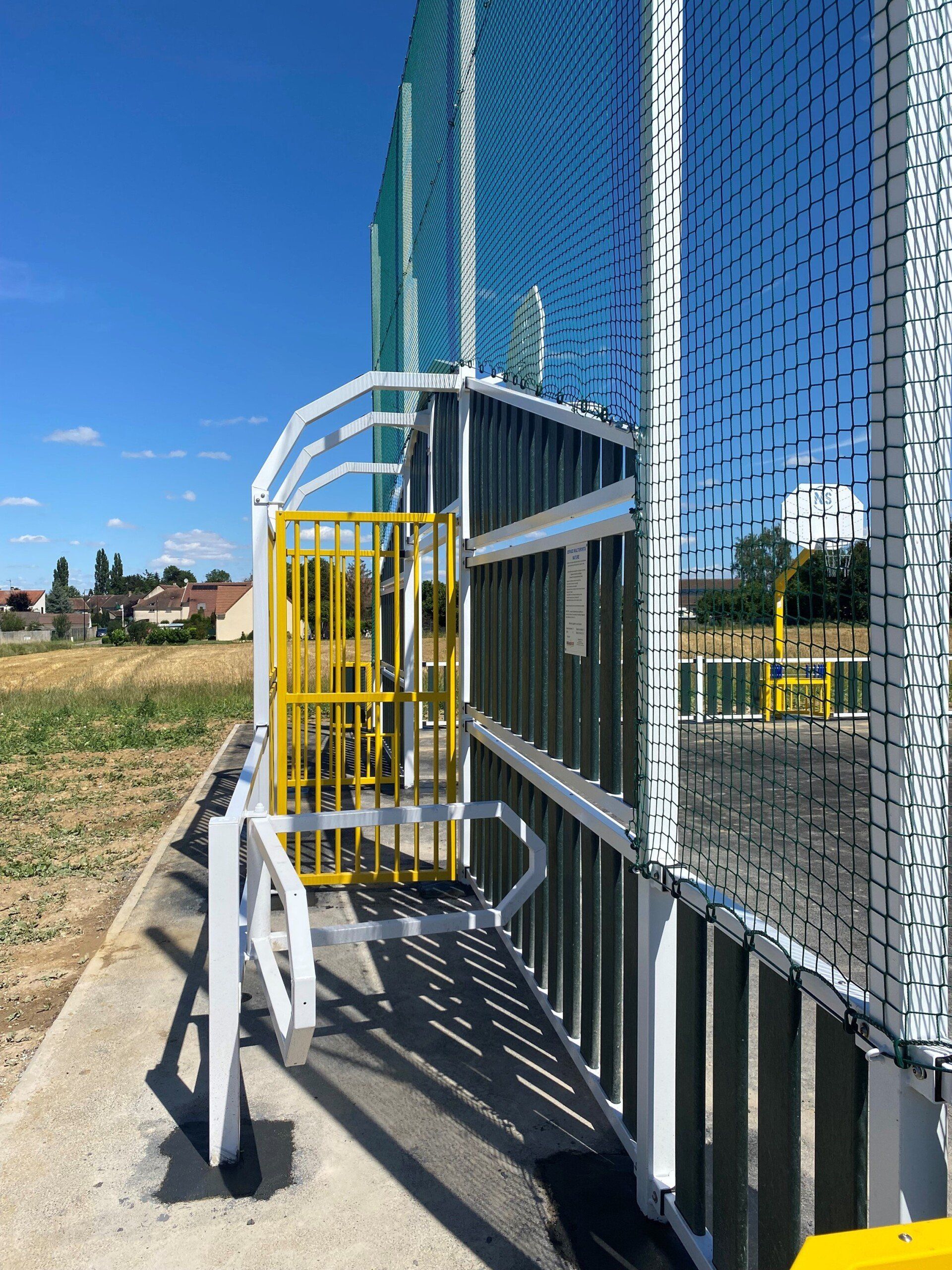 Portillon sécurisé dans une aire de jeux