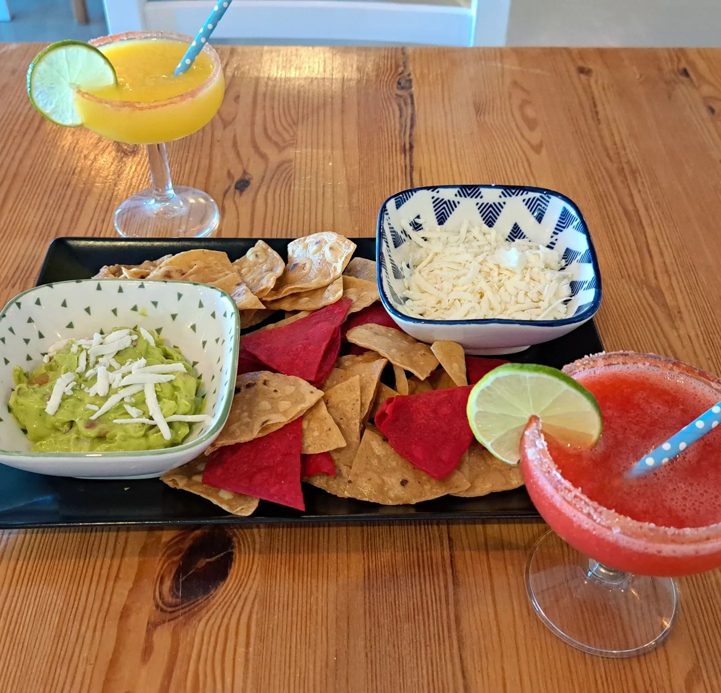 Una bandeja de comida y bebidas en una mesa de madera.