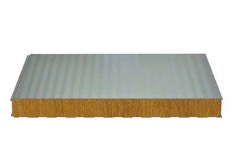 Un trozo de madera con techo de metal sobre un fondo blanco.