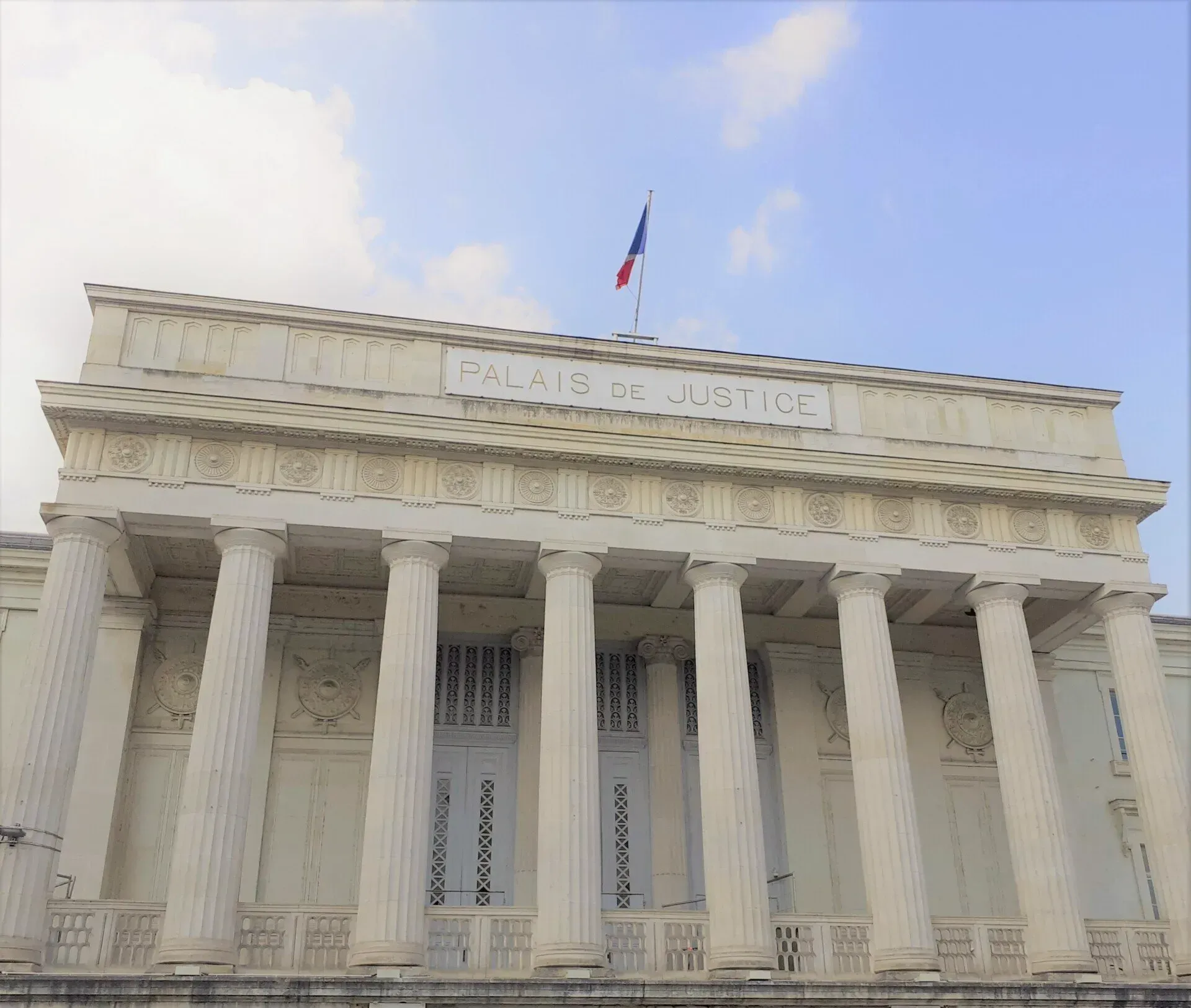 Façade du palais de justice de Tours
