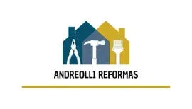 El logotipo de andreoli reformas muestra una casa con un martillo, unos alicates y un pincel.