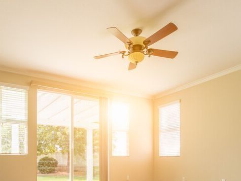 Hay un ventilador de techo en la esquina de la habitación.