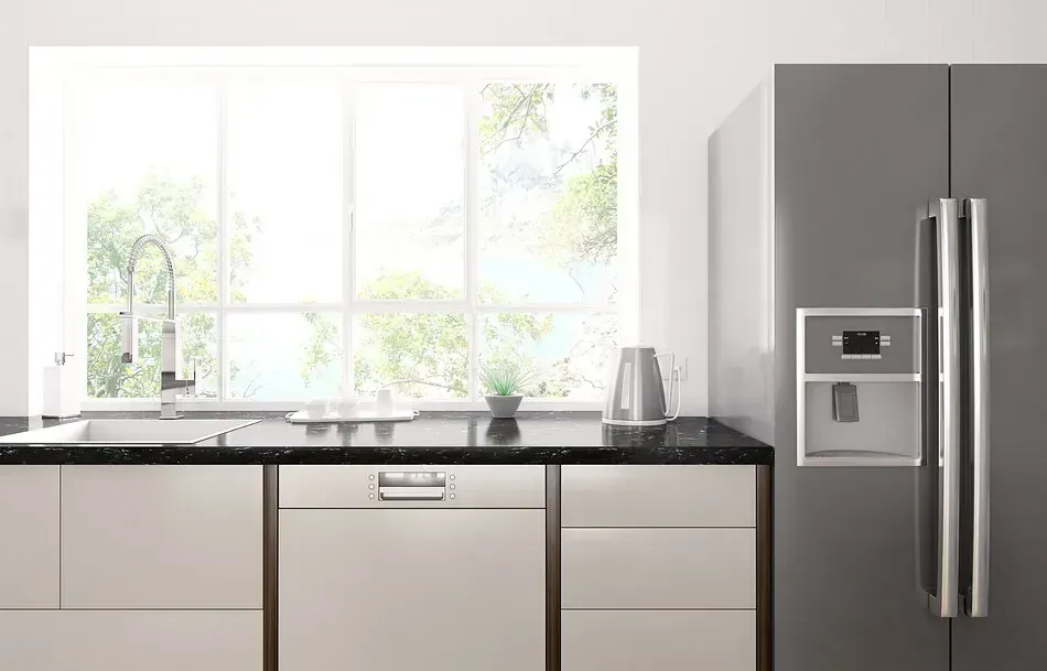 Una cocina con frigorífico, fregadero, lavavajillas y ventana.