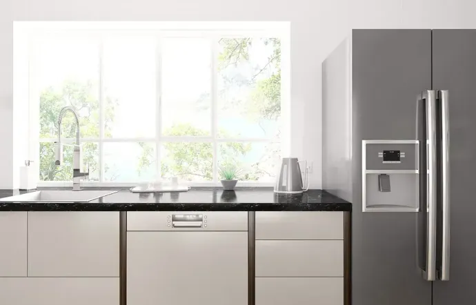 Una cocina con frigorífico, fregadero, lavavajillas y ventana.