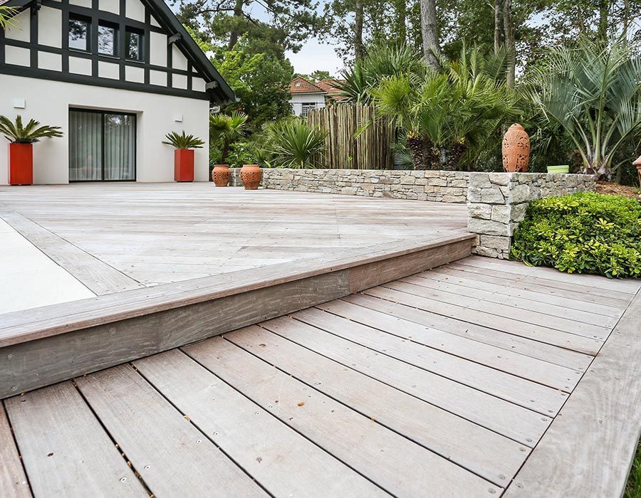 terrassement en bois clair devant une maison