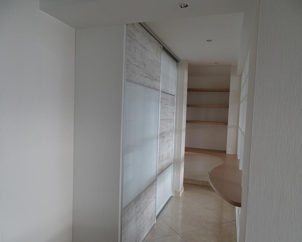 aménagement d'un comptoir en bois clair dans un couloir