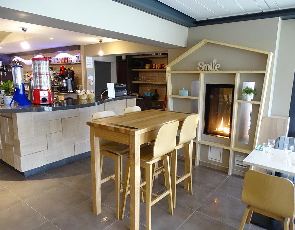 table en bois devant un comptoir en bois clair