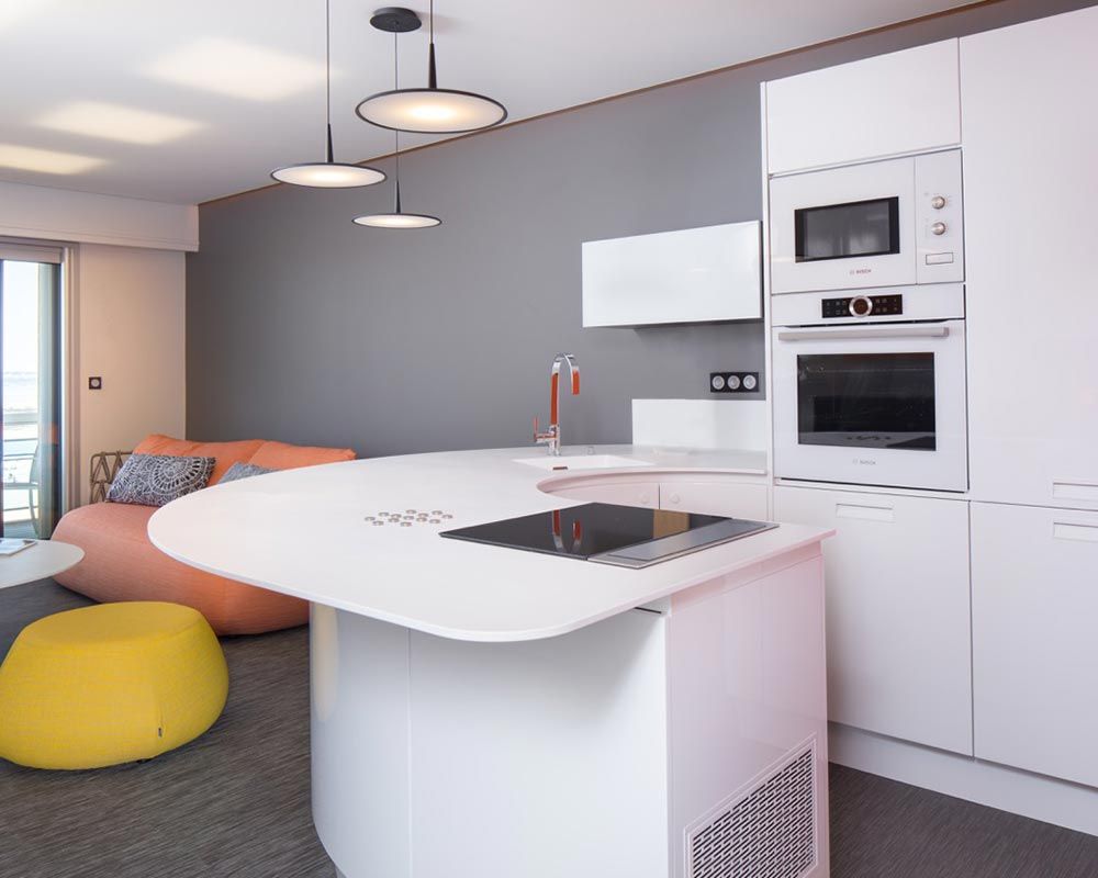 comptoir de cuisine au design arrondi en bois laqué blanc