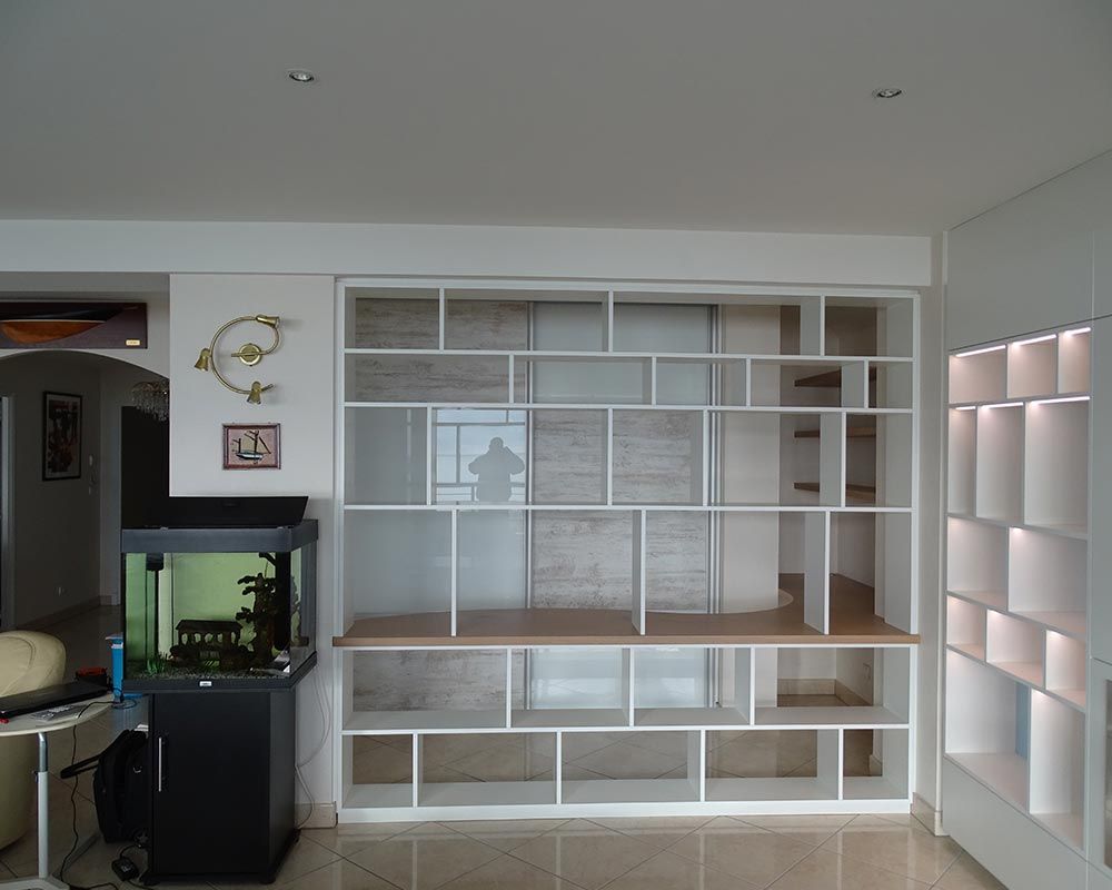 bibliothèque en bois blanc ajourée