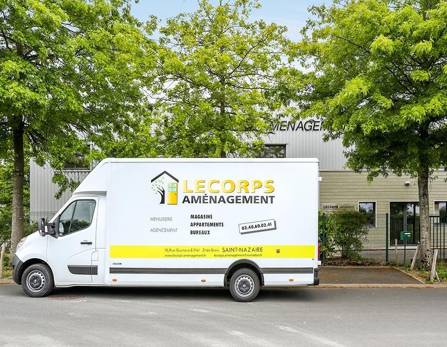 camion de l'entreprise avec le logo floqué