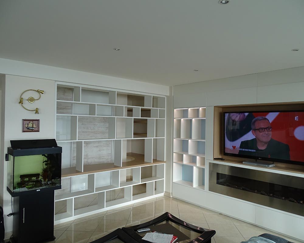 bibiothèque en bois blanc avec de l'éclairage