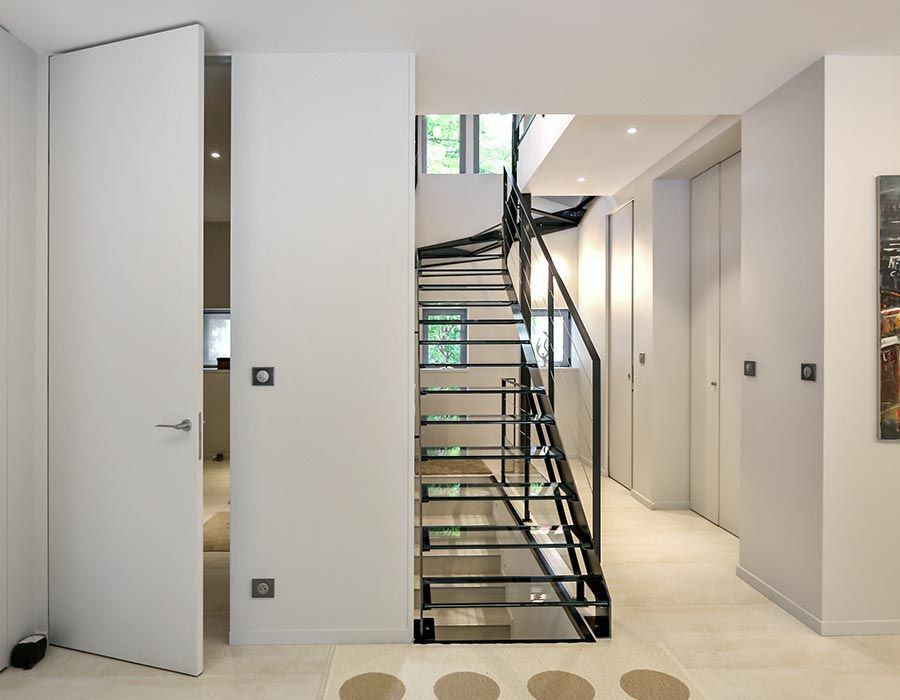 escalier en métal et ajouré de couleur noire