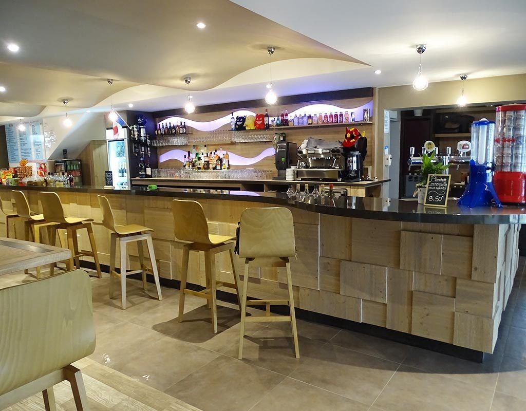 comptoir de bar en bois destructuré de couleur claire