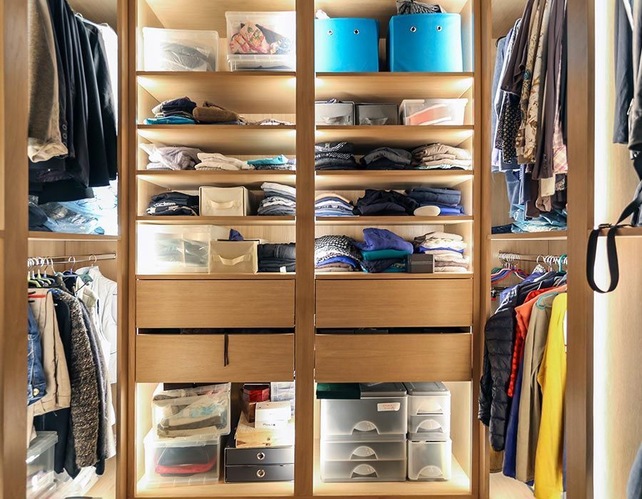 intérieur d'un dressing éclairé bien rangé