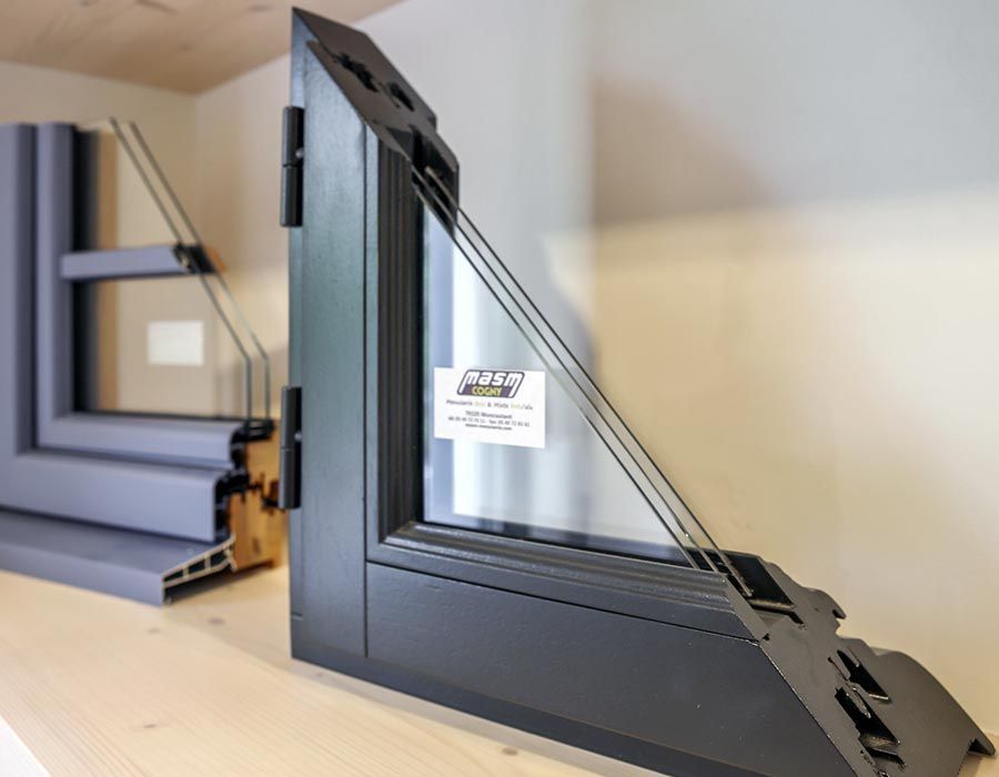 échantillons de coins de fenêtres foncés