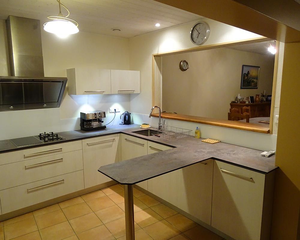 aménagement d'une cuisine chez un particulier avec un plan de travail brun