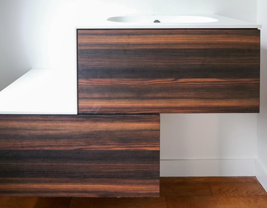 détail de tirois de dressing en bois foncé