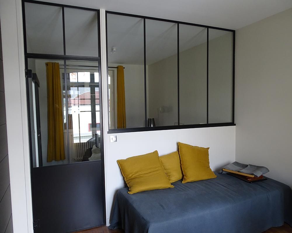 verrière faisant office de séparation entre deux pièces