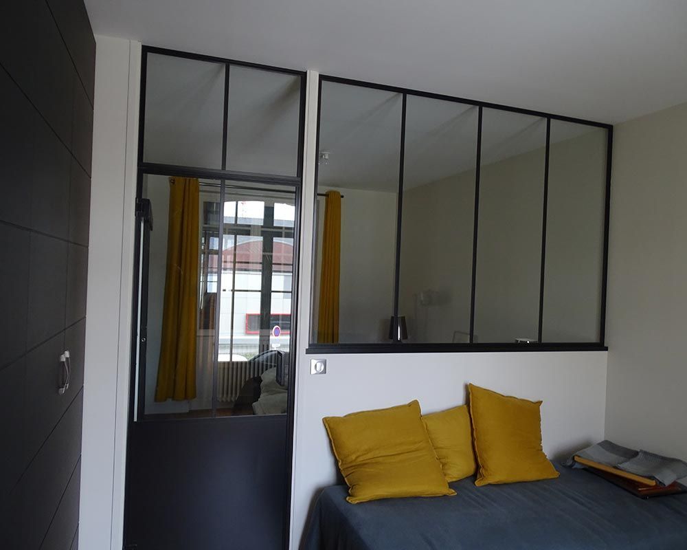 verrière faisant office de séparation entre deux pièces