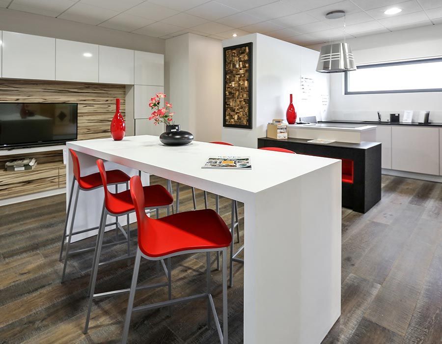 aménagement d'un coin repas, avec table blanches moderne et chaises hautes