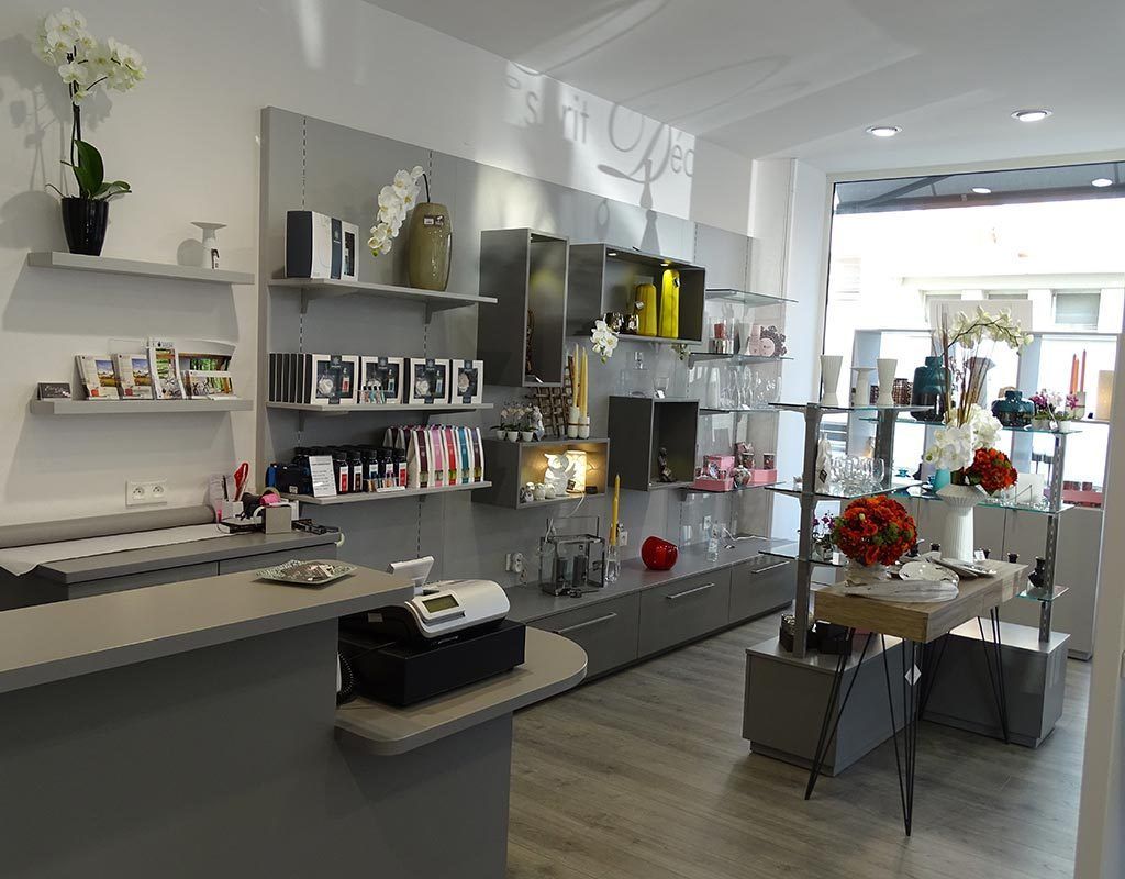 vue d'une boutique avec du mobilier d'exposition gris