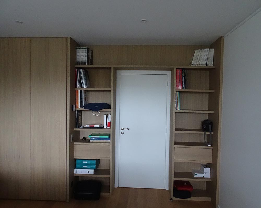 rangements englobant une porte d'entrée