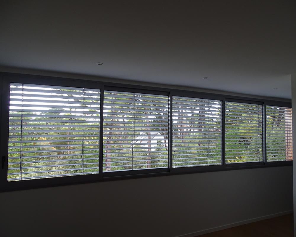 grande baie vitrée avec cinq pans de fenêtre