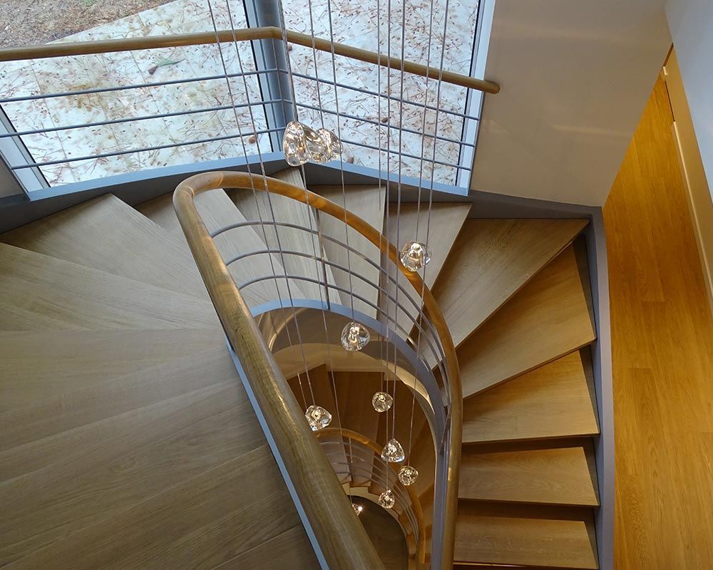 escalier en colimaçon avec des marches en bois clair