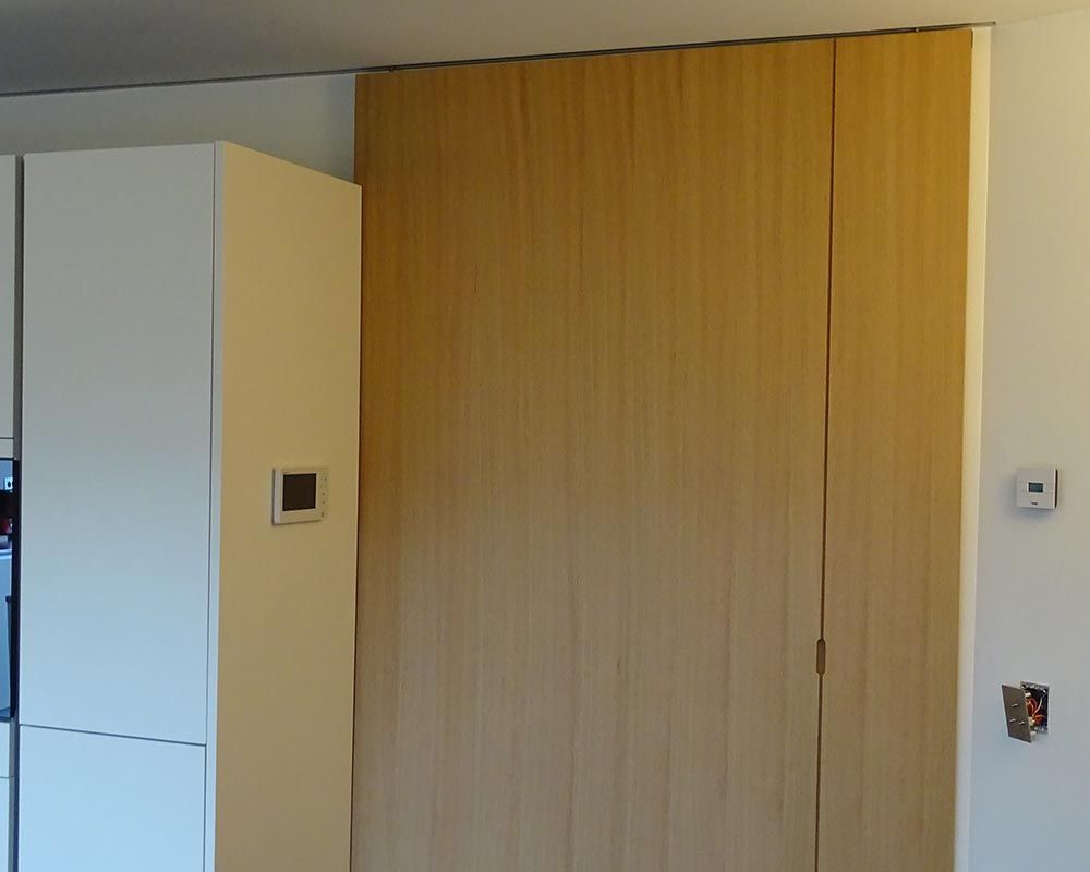 détail d'un placard invisible en bois naturel