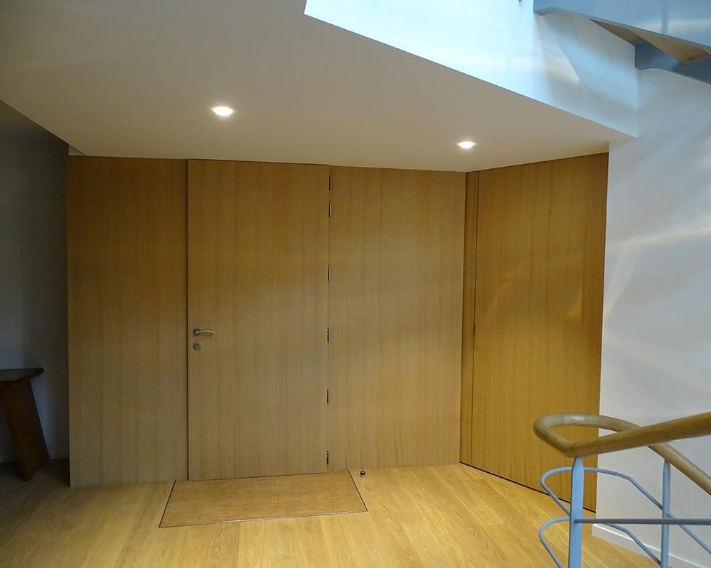 aménagement de placards invisibles en bois naturel
