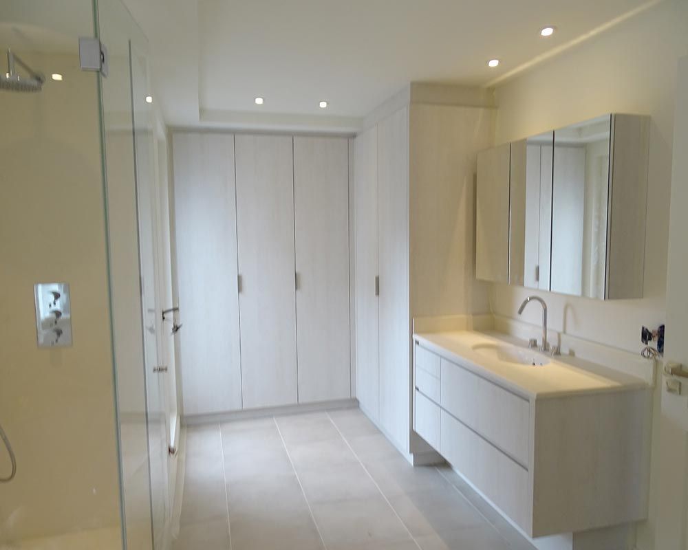 rangements de salle de bain en matériau blanc