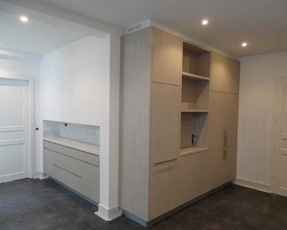 aménagement de rangement fermés de bois clair