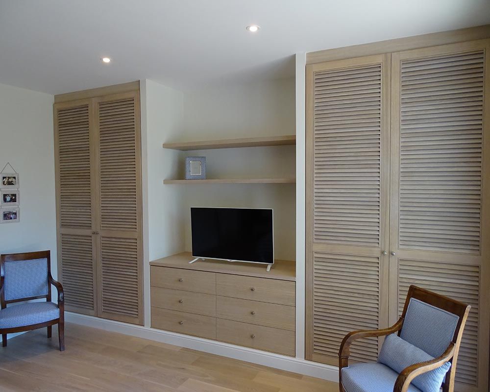 aménagement d'un meuble TV en bois clair