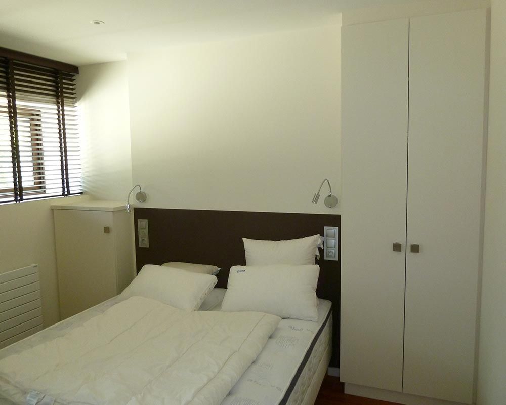 aménagement d'une chambre et de rangements en bois blanc laqué