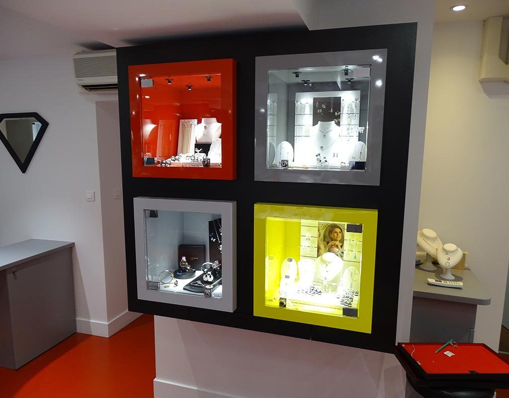 étagère d'exposition avec casiers colorés et éclairés