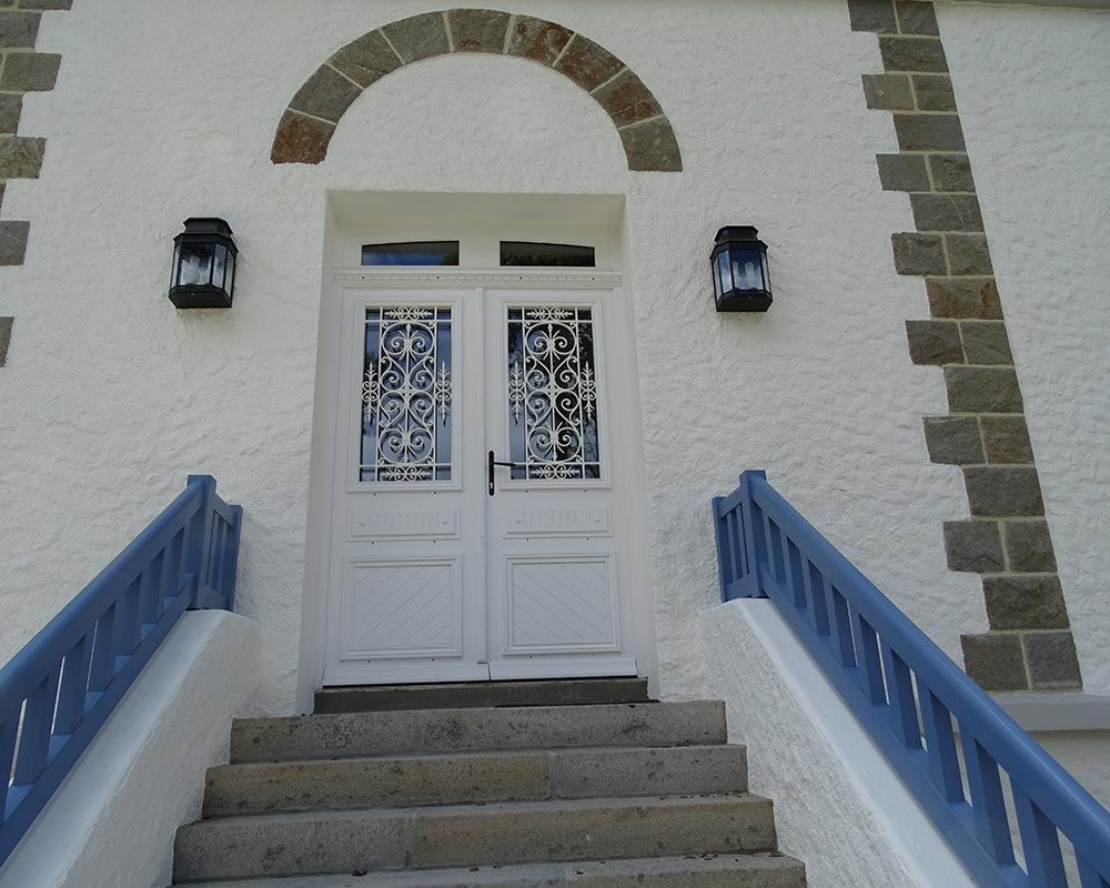 rambardes d'escalier en bois peint en bleu