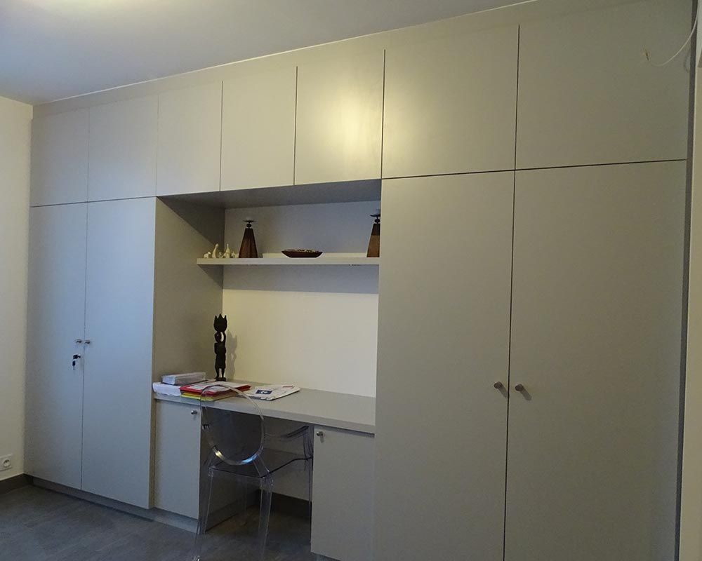 aménagement d'un mur de rangements englobant un bureau
