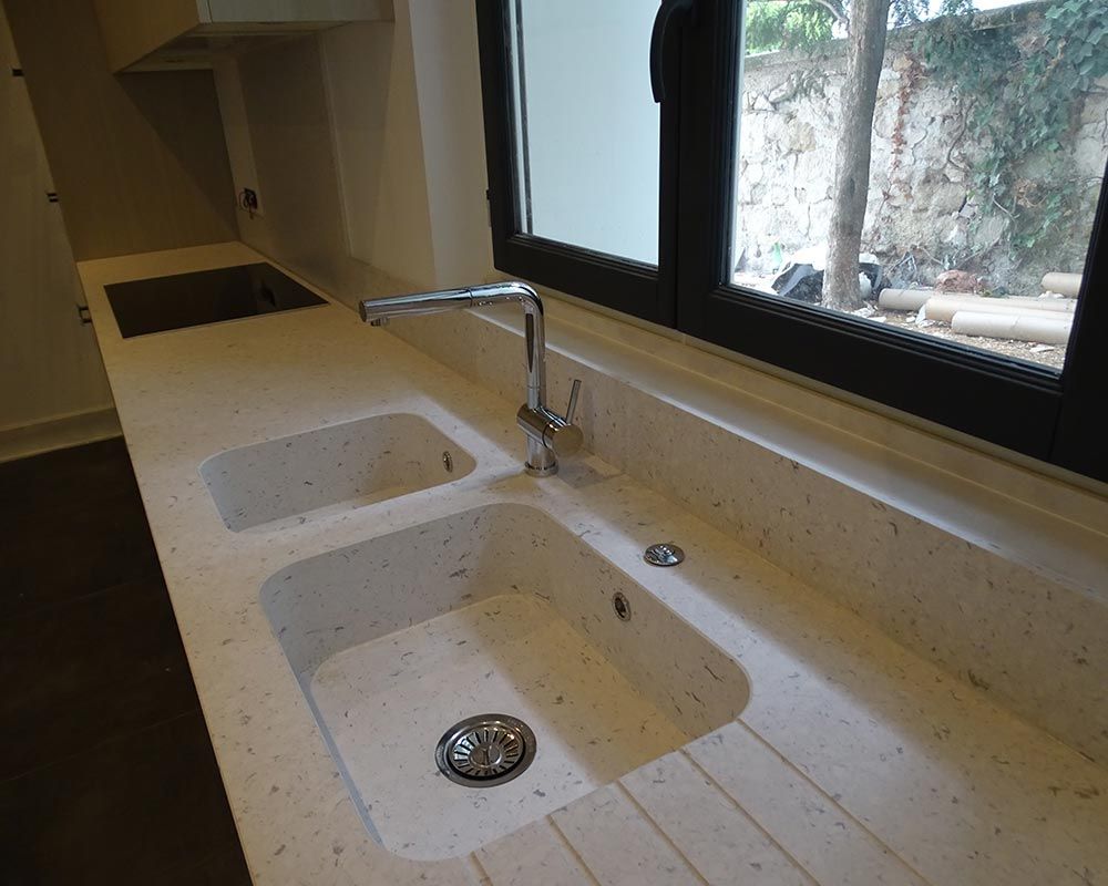évier de cuisine en Krion ressemblant à du granit
