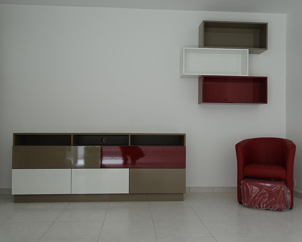 meuble TV aux couleurs bordeaux, blanc et taupe