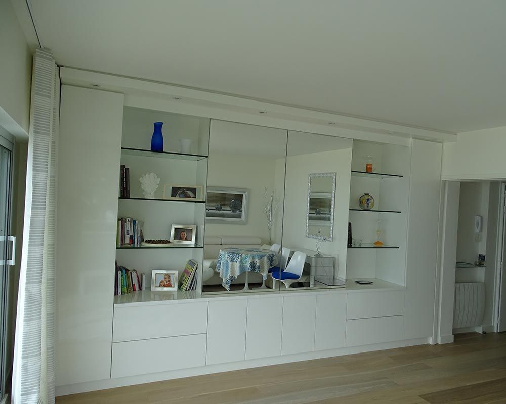 bibliothèque et placards en bois laqué blanc