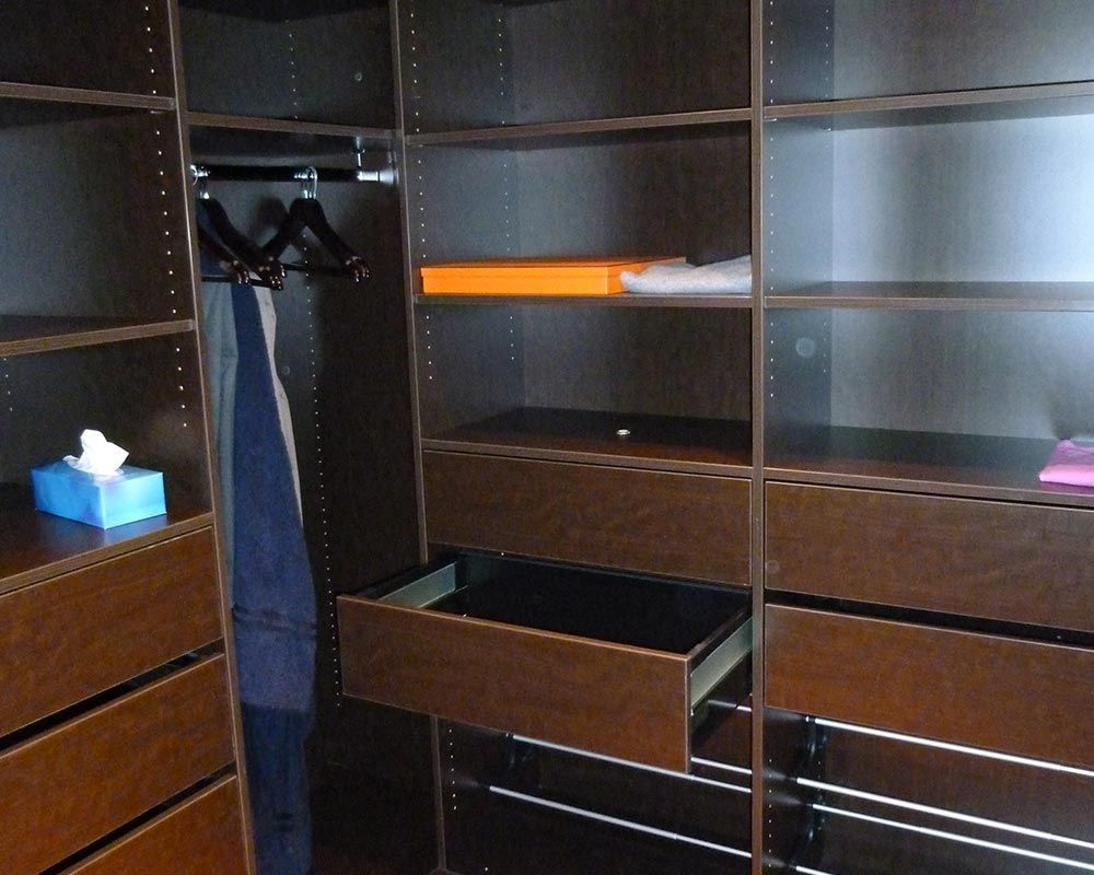 dressing en coin en bois foncé