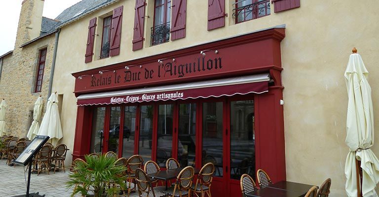 devanture d'un restaurant en bois peint en rouge