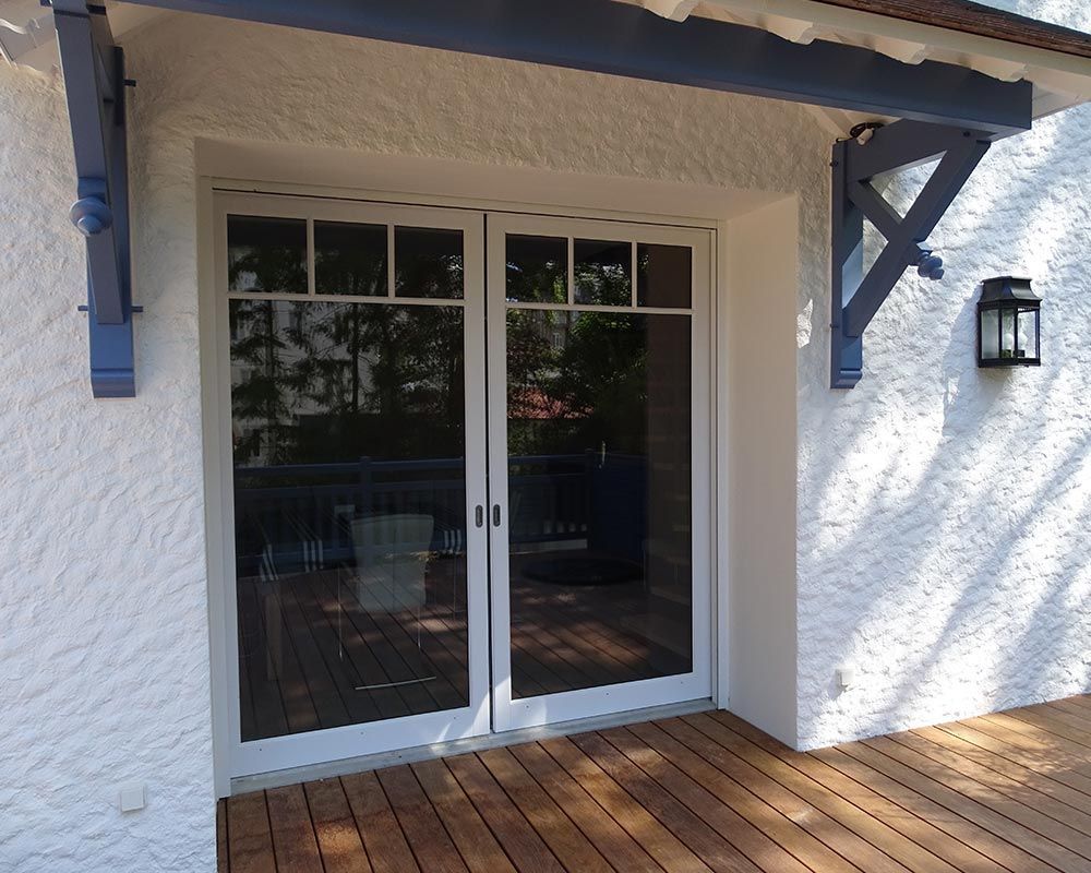 baie vitrée sur mesure donnant sur une terrasse en bois