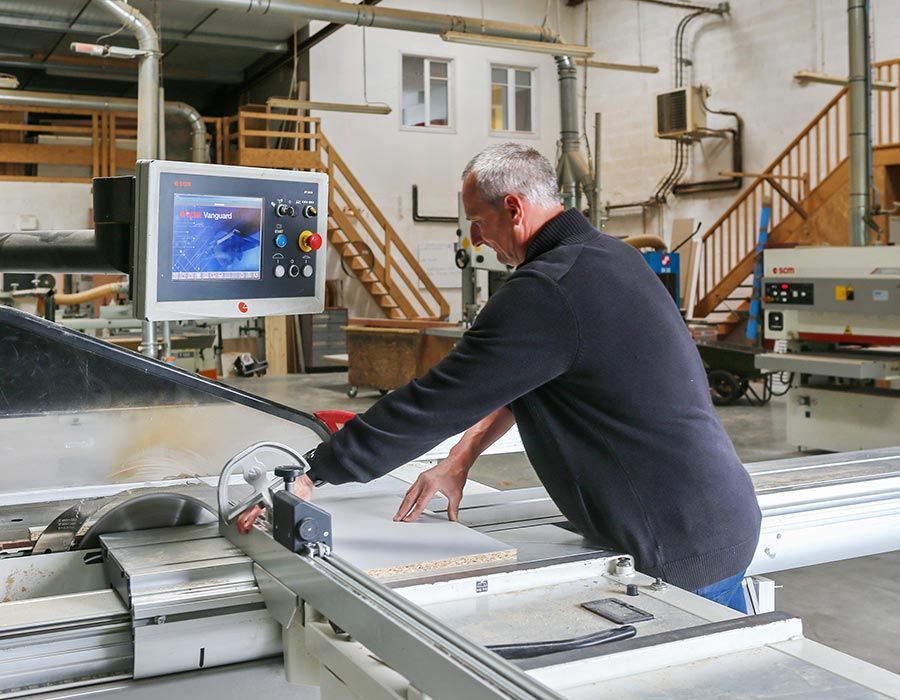 menuisier en train de découper une planche