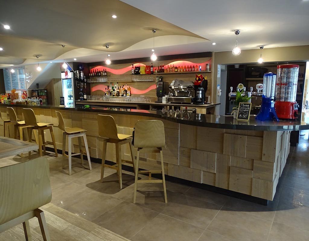 comptoir de bar en bois destructuré