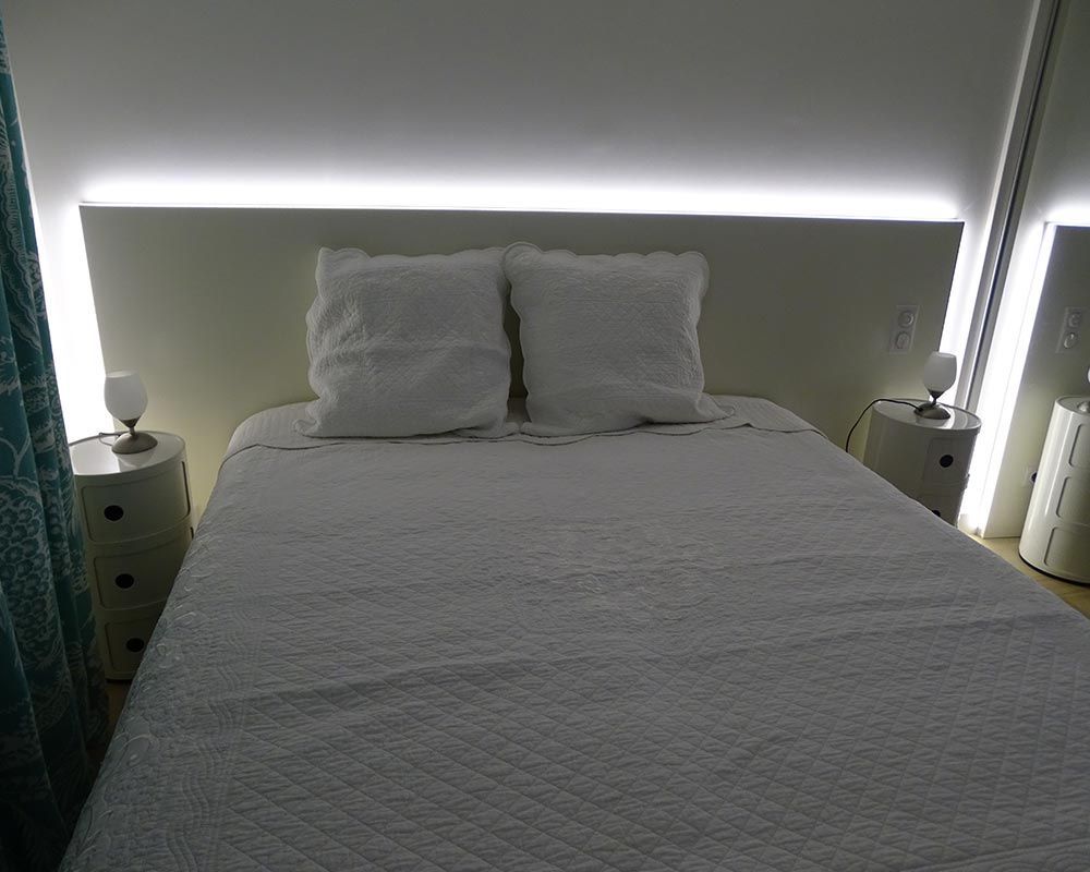 tête de lit lumineuse et chevets ronds