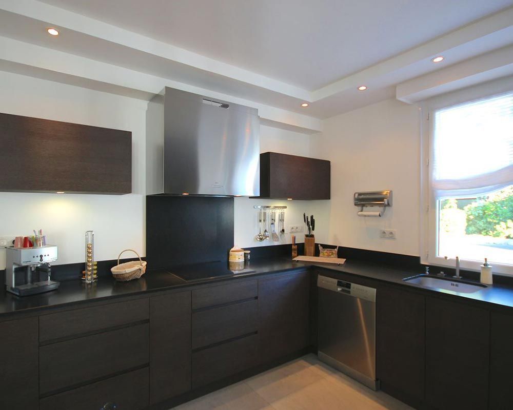 espace cuisine aux rangements modernes foncés